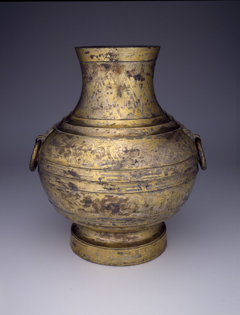 Tárolóedény (Hu vagy Zhong) összefonódó sárkányokkal és stilizált felhőkkel (bronz bekarcolt díszítéssel és arany-ezüst amalgámokkal) alkotó: Western Han Dynasty Chinese School