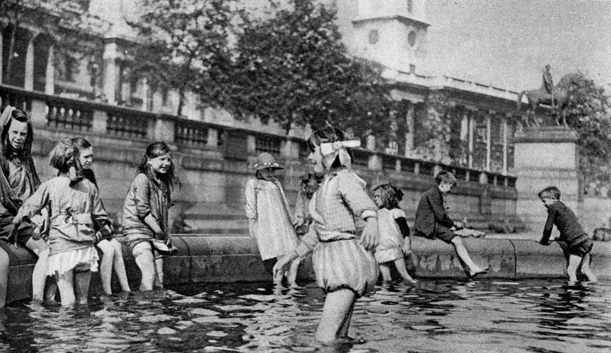 Gyerekek eveznek a londoni Trafalgar Square szökőkútjaiban, 1926-1927 alkotó: Whiffin