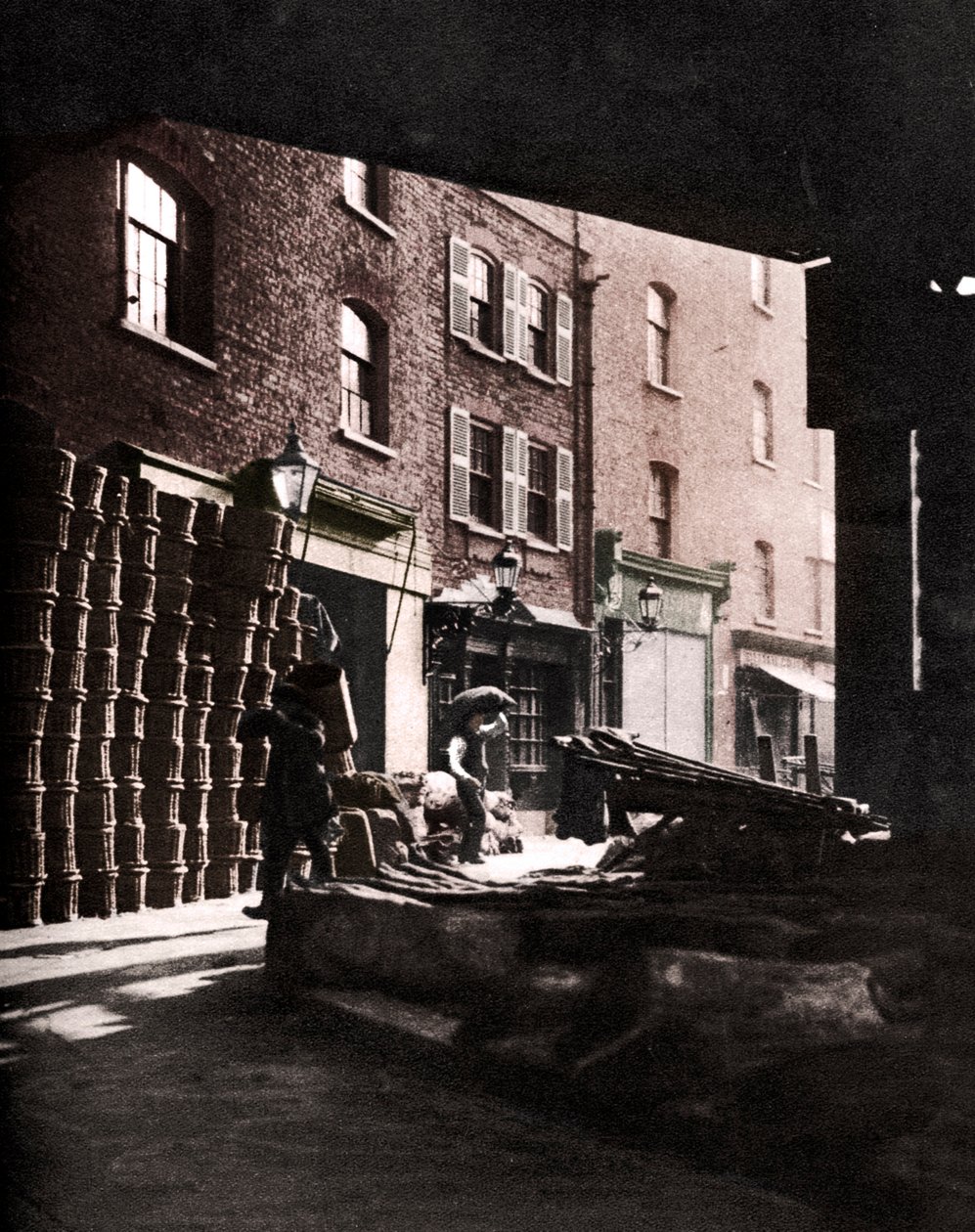 Gyümölcskosarak a házakra halmozva a londoni Borough Marketen, 1926-1927 alkotó: Whiffin