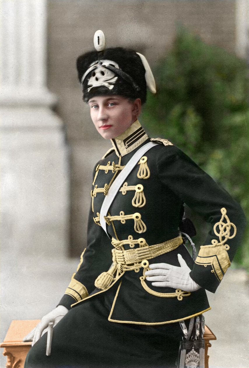 Porosz Viktoria Luise koponya-nyakú huszár egyenruhában alkotó: Wilhelm Niederastroth