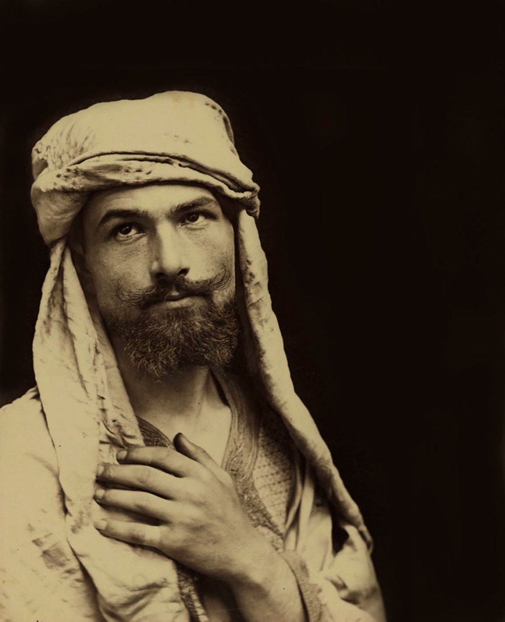 Wilhelm von Gloeden báró (1856 – 1931) önarcképe arab viseletben, 1890 körül (szépia fotó). alkotó: Baron Wilhelm von Gloeden