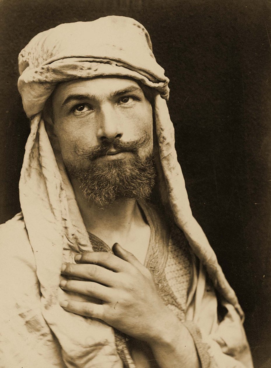 Wilhelm von Gloeden báró (1856-1931) önarcképe arab viseletben, 1890 körül (szepiaszínű fotó). alkotó: Baron Wilhelm von Gloeden