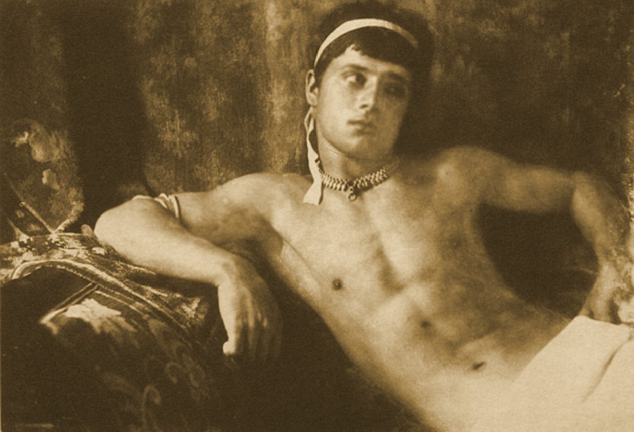 Tanulmány egy fekvő, ékszert viselő fiúról. 1899 körül (szépia fotó) alkotó: Baron Wilhelm von Gloeden