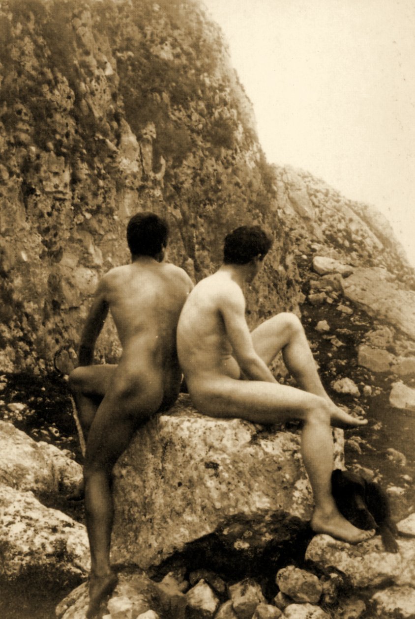 Tanulmány két, egymásnak háttal ülő férfi aktról, 1898 körül (szépia fotó) alkotó: Baron Wilhelm von Gloeden