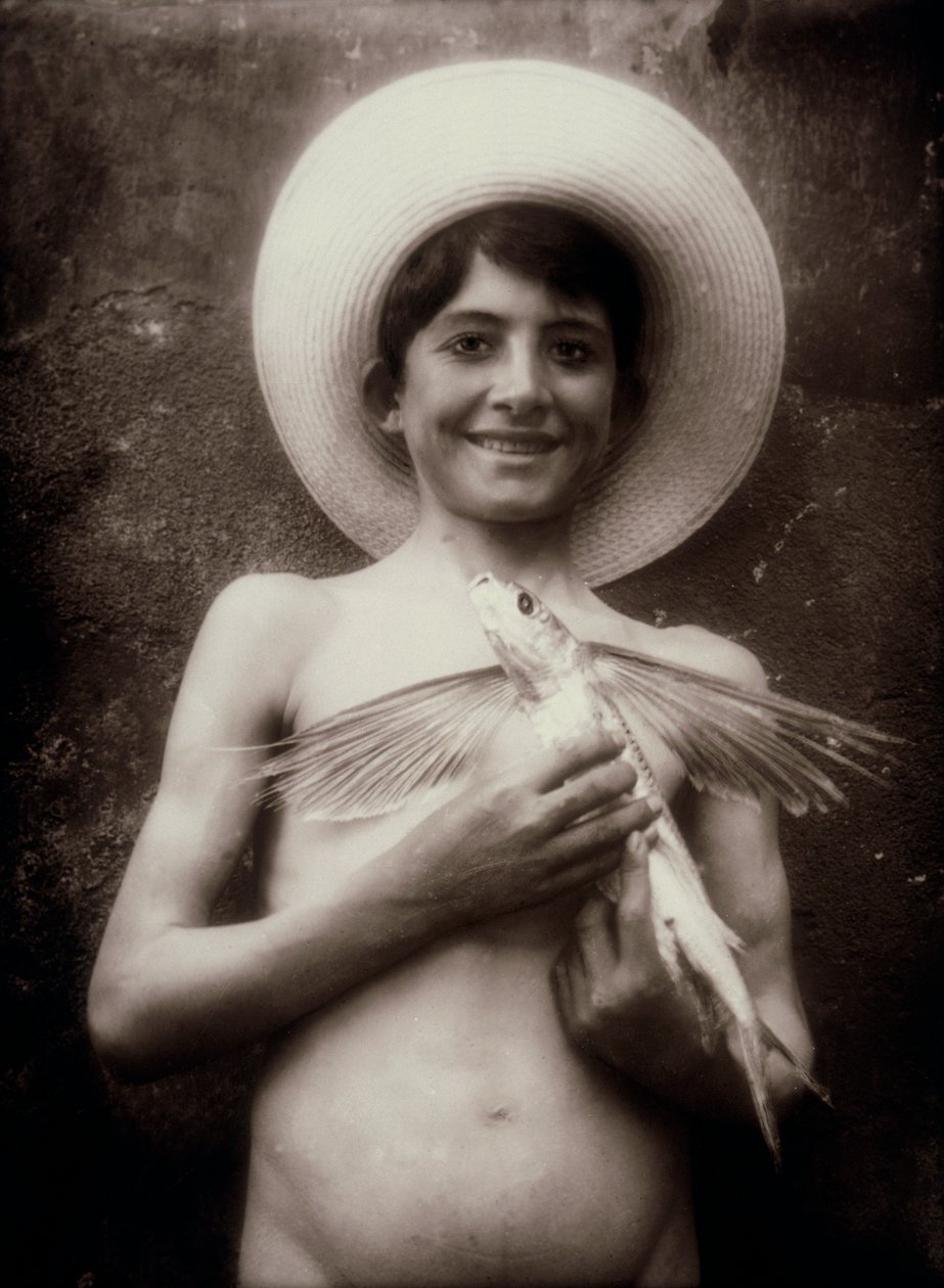 Fiatal fiú repülő hallal, Szicília, 1895 körül (üvegtábla) alkotó: Baron Wilhelm von Gloeden