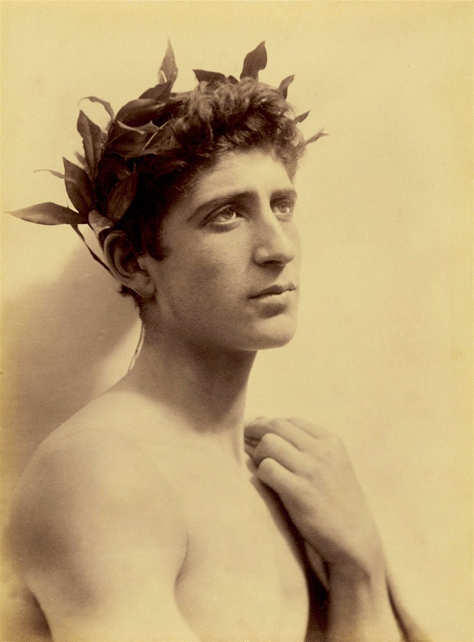 Tanulmány egy koszorút viselő fiúról, Szicília, C.1898 (szépia fotó) alkotó: Baron Wilhelm von Gloeden