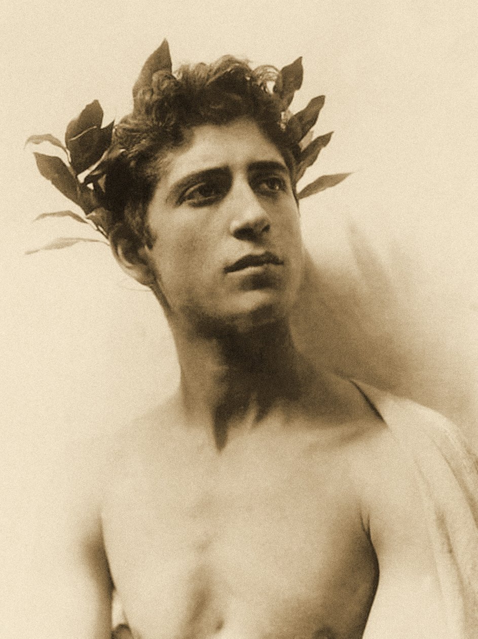 Tanulmány egy koszorút viselő fiúról, Szicília, C.1898 (szépia fotó) alkotó: Baron Wilhelm von Gloeden