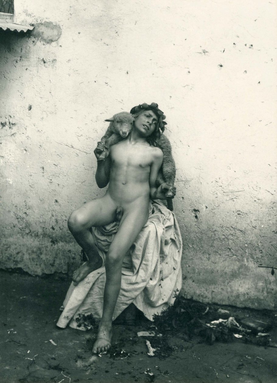 Fiatal fiú birkát tart, Szicília. 1899 körül (fekete-fehér fotó) alkotó: Wilhelm von Gloeden