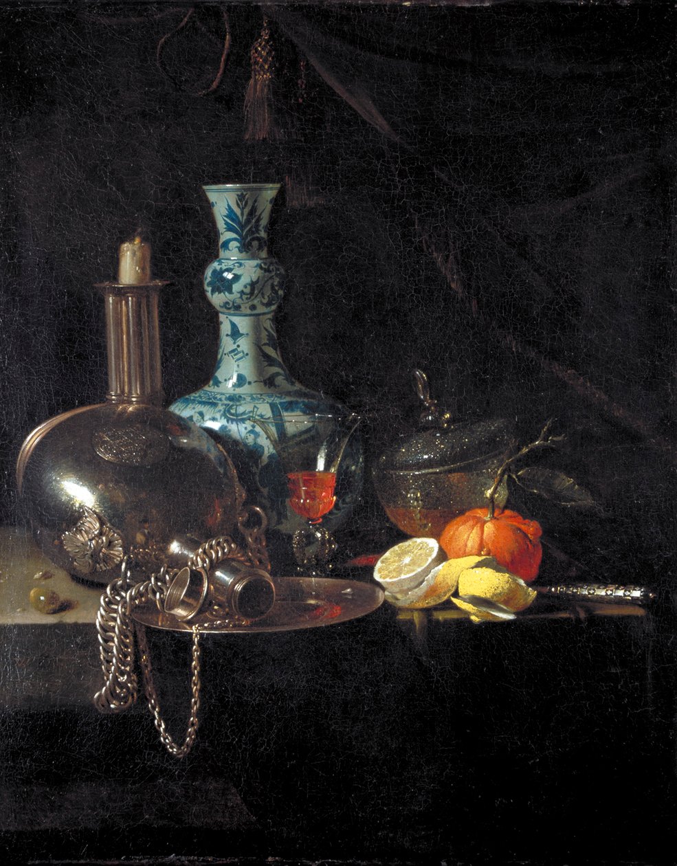 „Csendélet zarándoklombikkal, gyertyatartóval, porcelánvázával és gyümölccsel”, XVII. alkotó: Willem Kalf