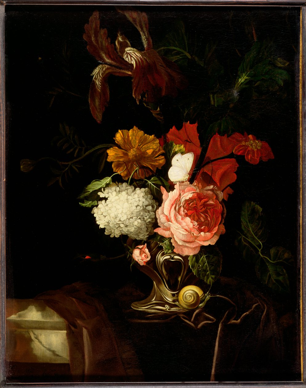 Rózsa, írisz, lila és más virágok füles ezüst vázában, csigával és pillangóval a terített párkányon alkotó: Willem van Aelst
