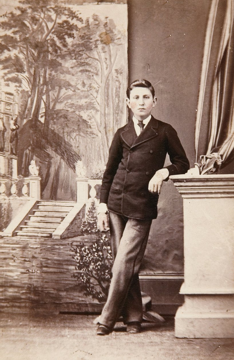 Fiatal férfi stúdióportréja a lépcsők és a kert festett háttere előtt alkotó: William Bentley