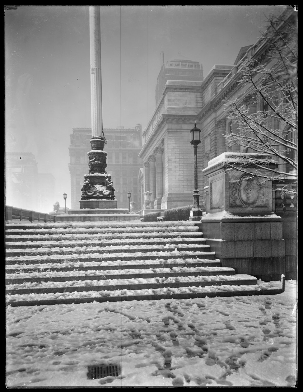 A New York-i Közkönyvtár fő fiókjának bejárata az északkeleti lépcsőről, a hóesésben, 42. utca és Ötödik sugárút sarkán, New York, 1915. március 6. alkotó: William Davis Hassler