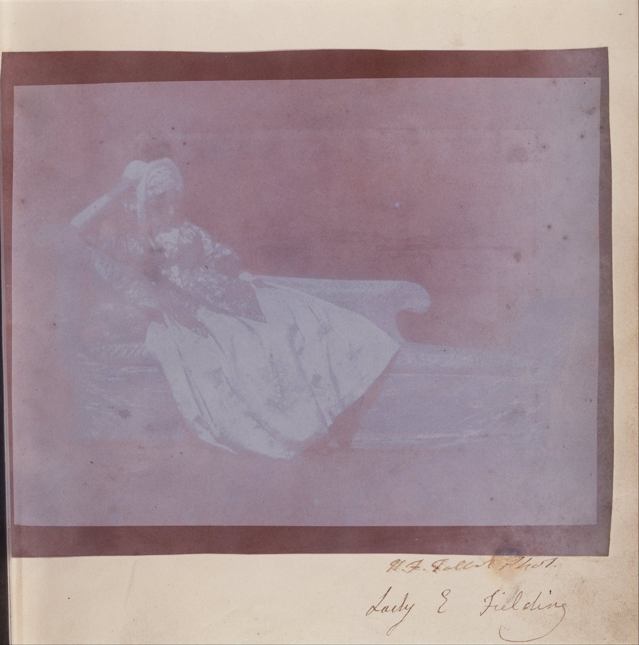 (Lady Elizabeth Fielding a Chintz széken) alkotó: William Henry Fox Talbot