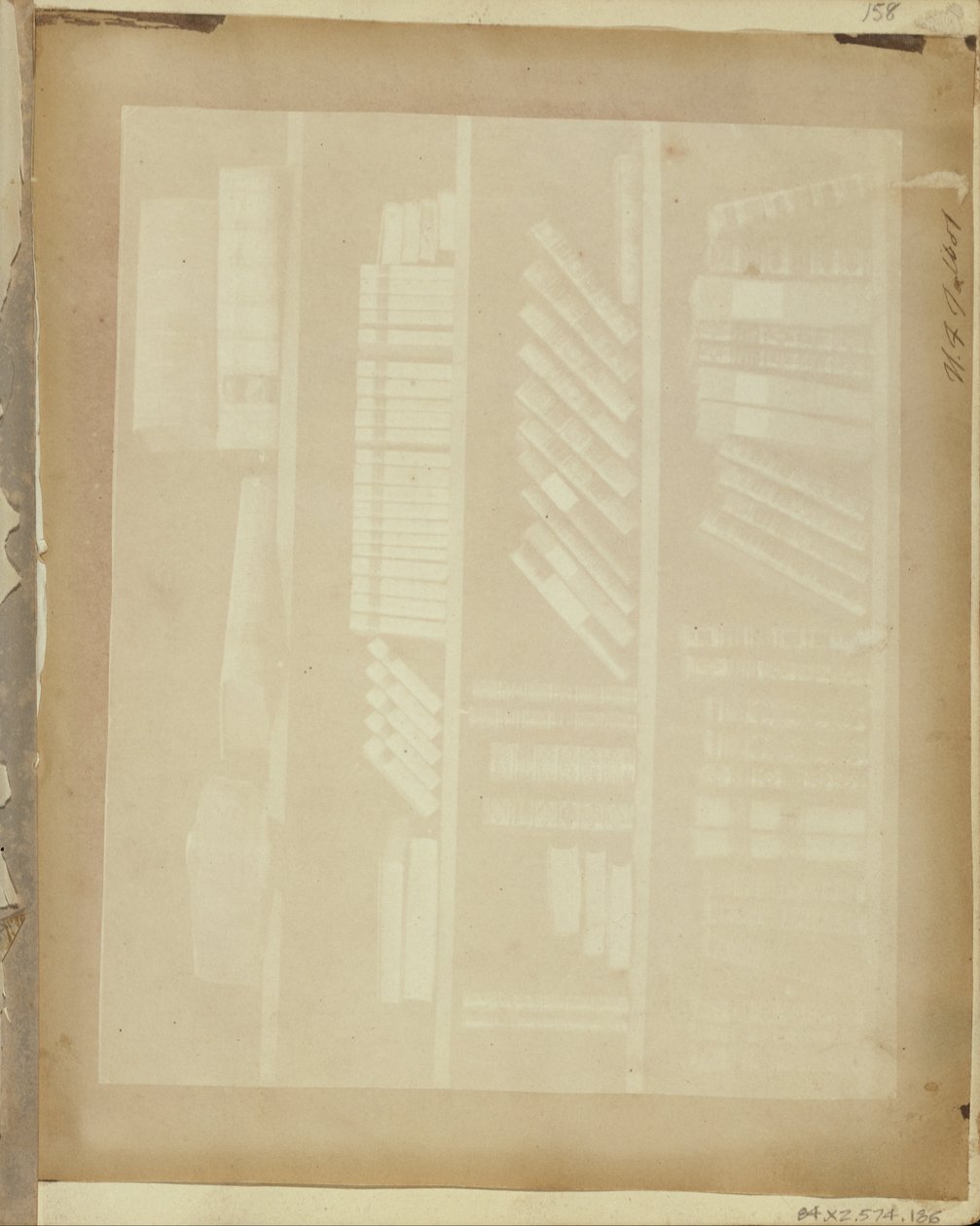 Könyvek négy polcon. alkotó: William Henry Fox Talbot