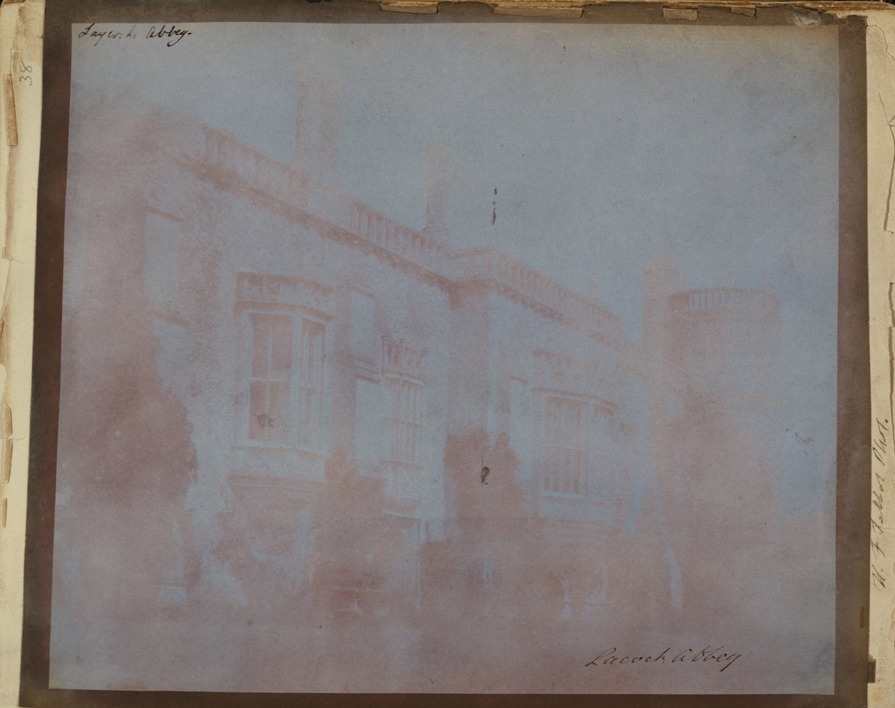 A Lacock -apátság déli frontja Sharingtons -toronnyal. alkotó: William Henry Fox Talbot