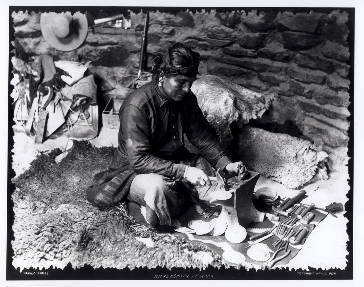 Ezüstműves munka közben, 1914 körül alkotó: William Carpenter