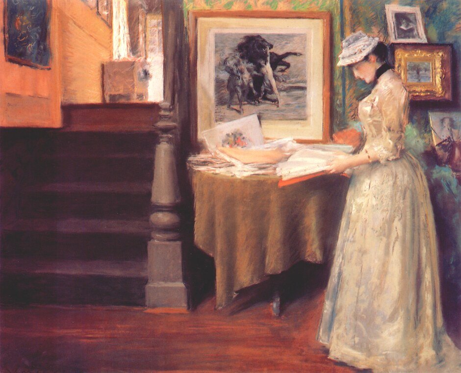 Belső, fiatal nő egy asztalnál alkotó: William Merritt Chase