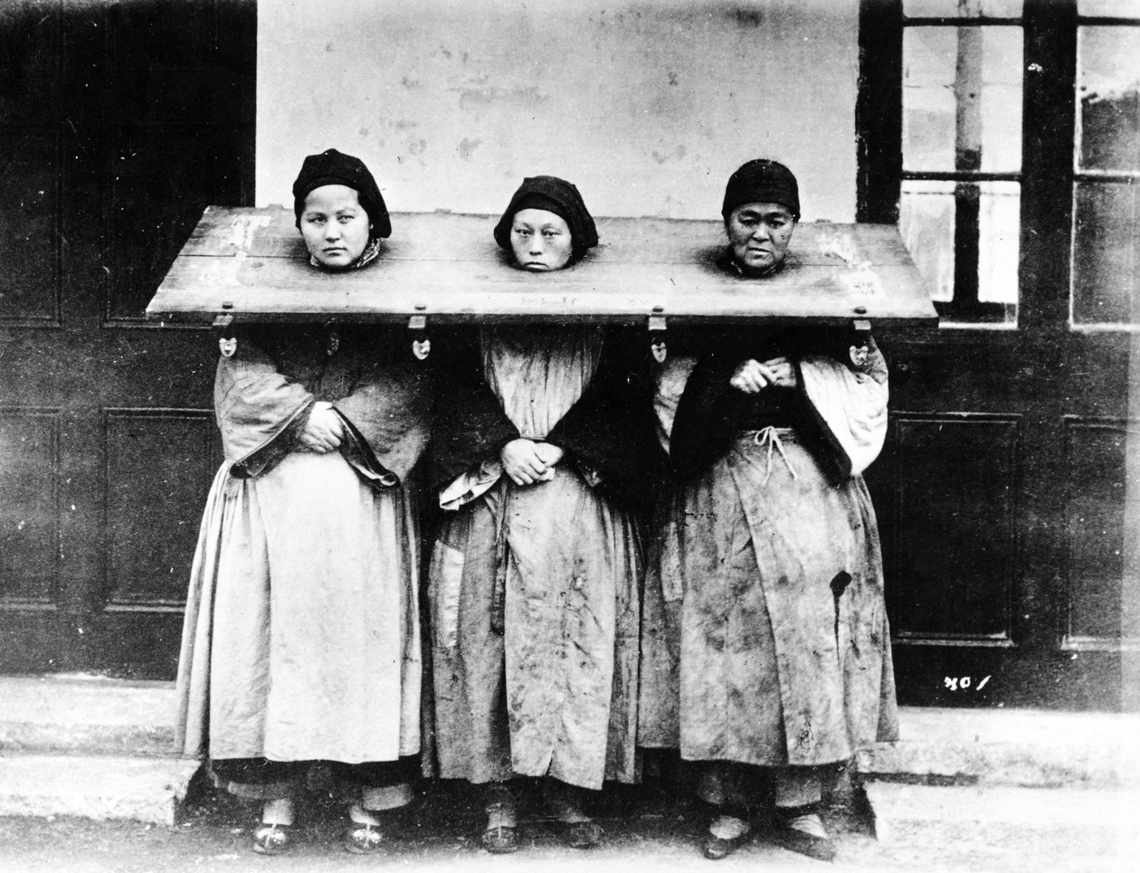 Punishment for Light Crimes, Kína, 1880 körül alkotó: William Saunders