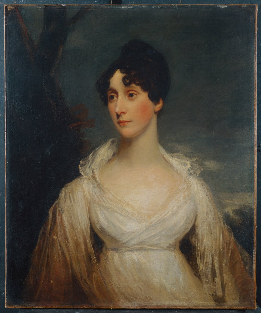 Ülő, félhosszú, fehér ruhát viselő hölgy portréja alkotó: William Beechey