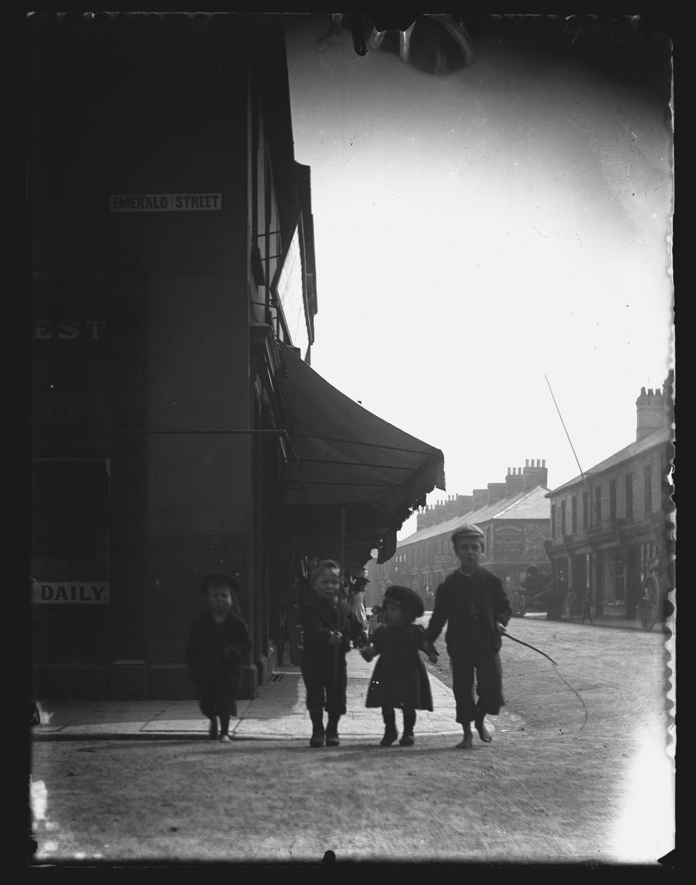 Emerald Street, Cardiff, 1890-es vagy 1900-as évek. alkotó: William Booth