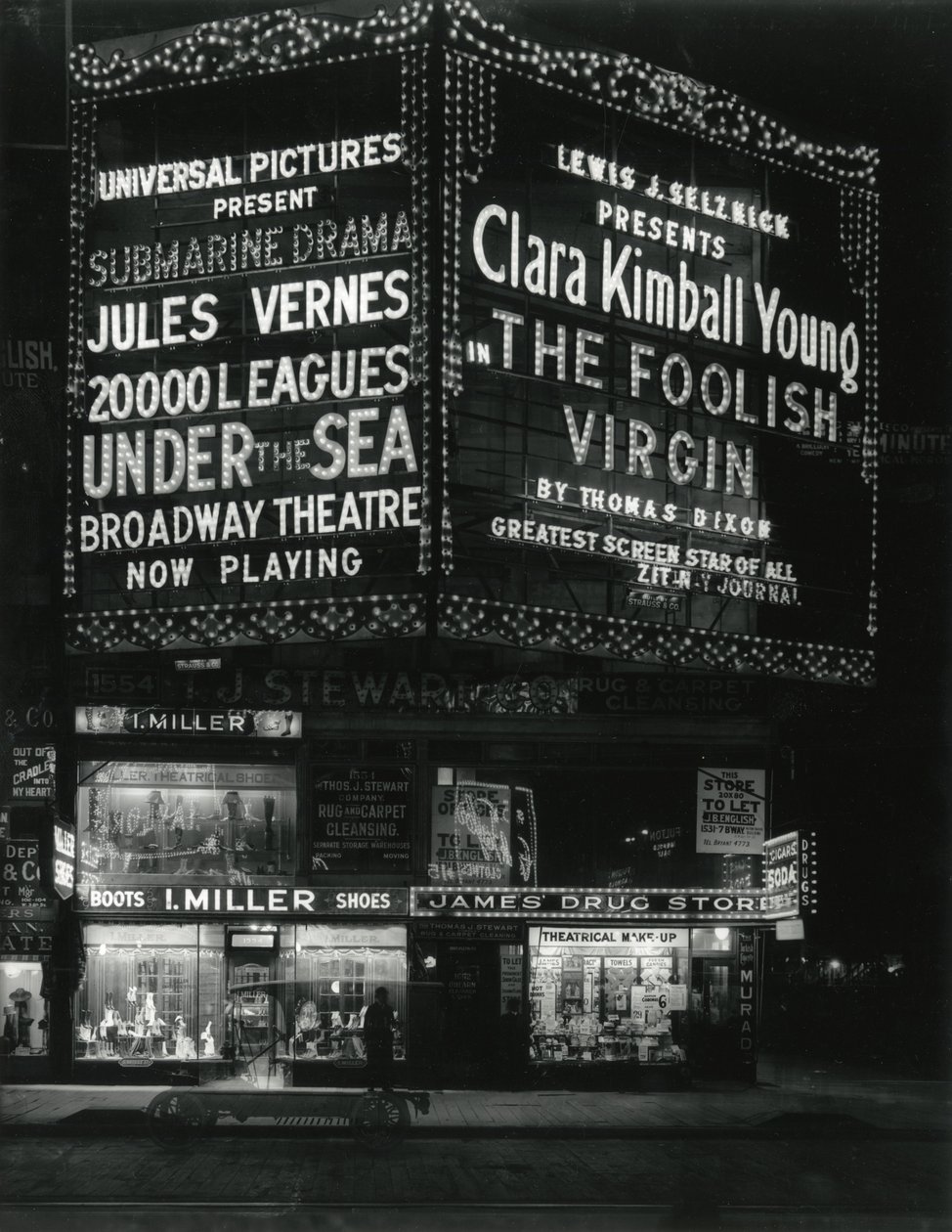 1554 Broadway a 46. utcánál, I. Miller Shoes; James Drug Store, és nagy sátrak a filmek számára, amelyek felett világítottak. alkotó: William Davis Hassler