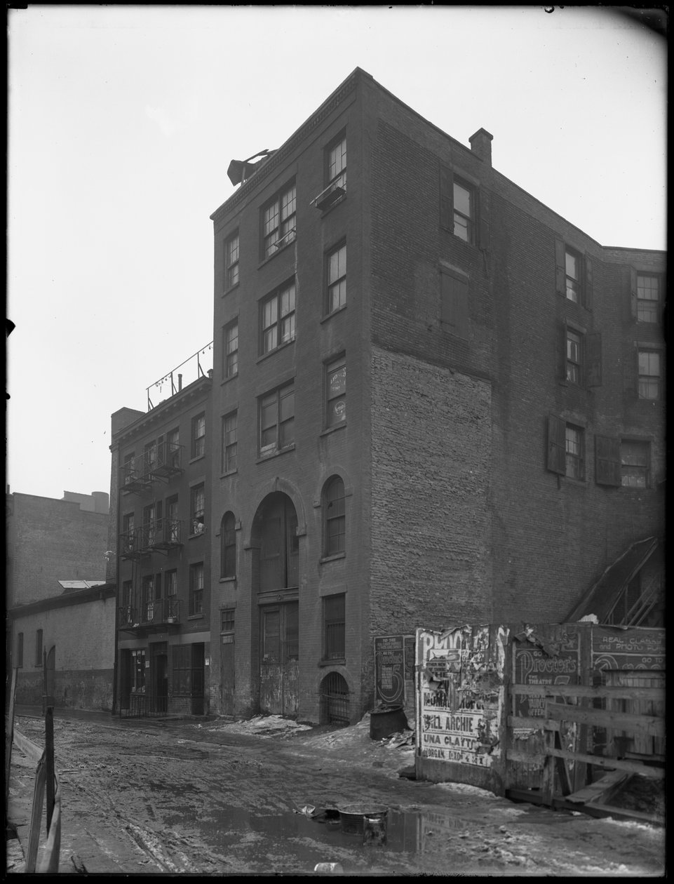 63 Downing Street, New York City, 1916. február 18 alkotó: William Davis Hassler