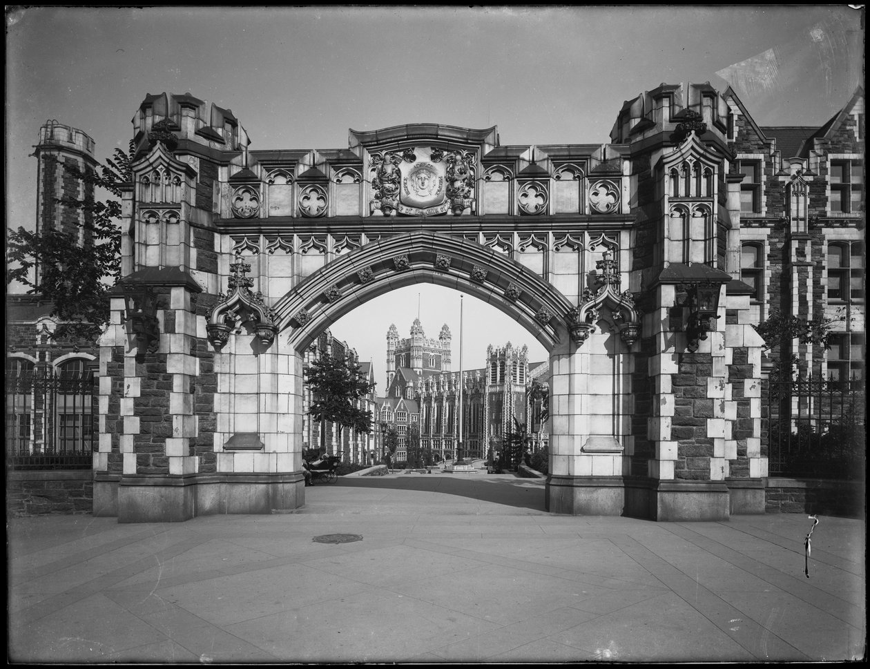 A City College of New York kampusz Amsterdam Avenue kapuja, New York City, 1914. július 13. alkotó: William Davis Hassler