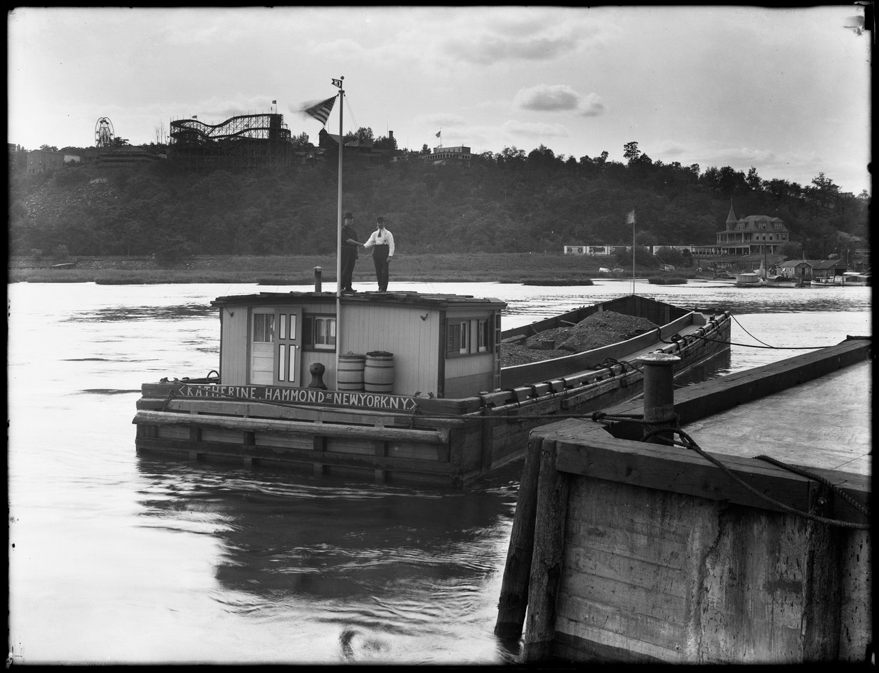 „Katherine Hammond” bárka a 207. utcában az East River-en, New York City, 1914. augusztus 30. alkotó: William Davis Hassler