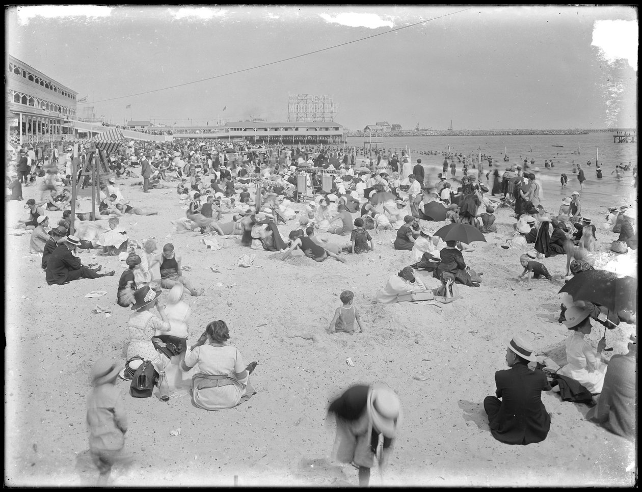 Fürdőzők Brighton Beachen, Brooklynban, 1912. augusztus 3 alkotó: William Davis Hassler