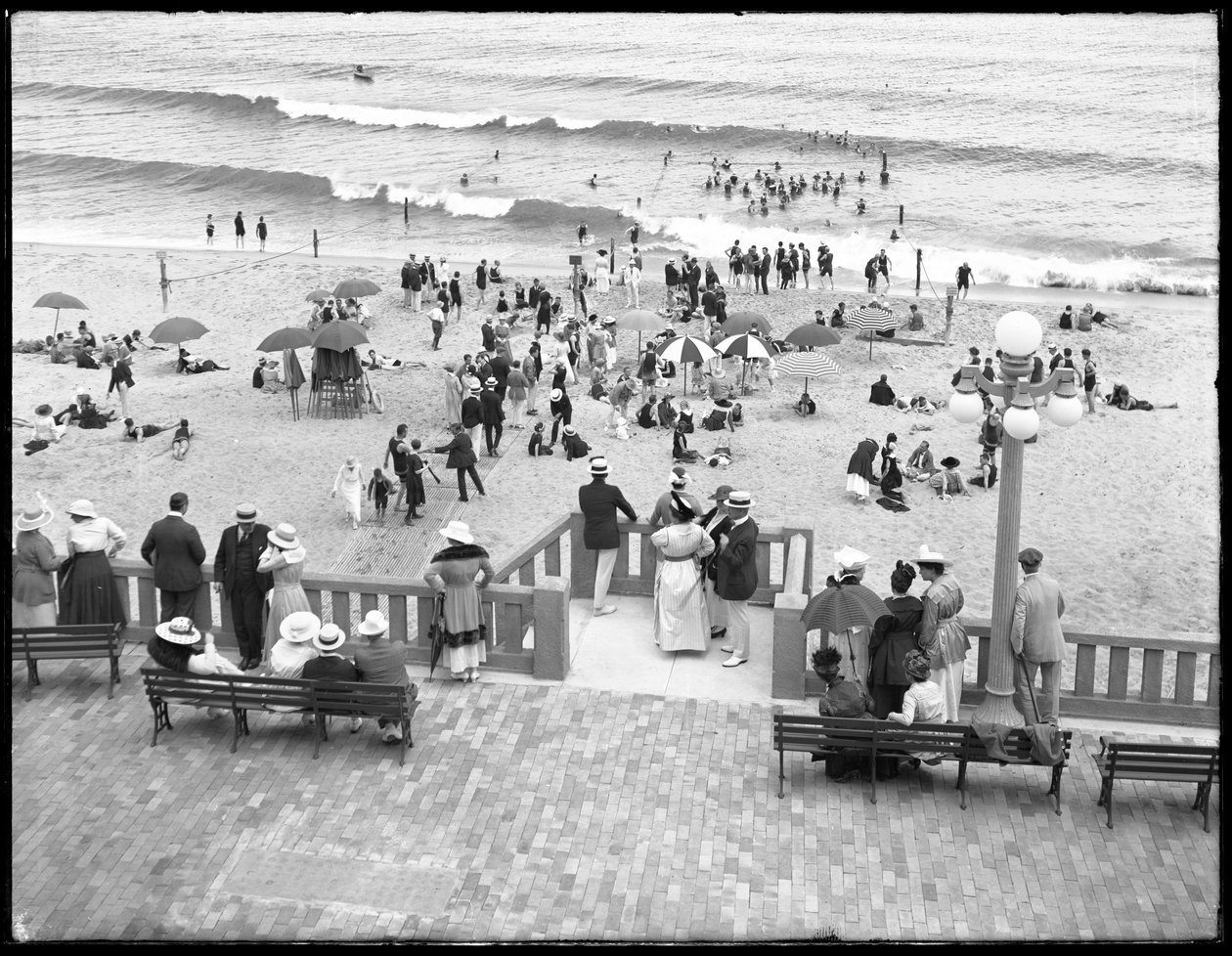 Strandjárók és fürdőzők, Deal, New Jersey, 1916. július alkotó: William Davis Hassler