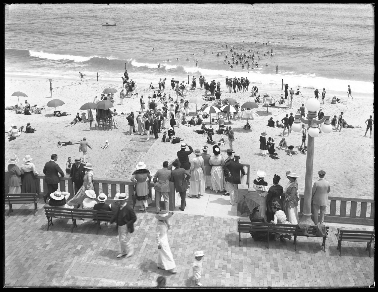Strandjárók és fürdőzők, Deal, New Jersey, 1916. július alkotó: William Davis Hassler