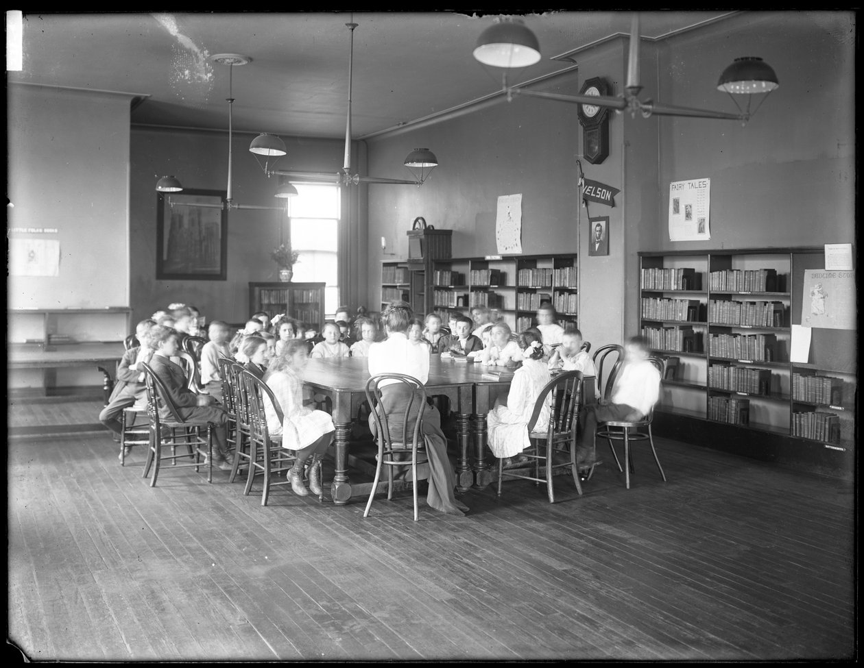 A gyerekek egy nőt hallgatnak a Queens Borough Public Library egy azonosítatlan fiókjának olvasótermében, 1910 körül (f/w fotó) alkotó: William Davis Hassler