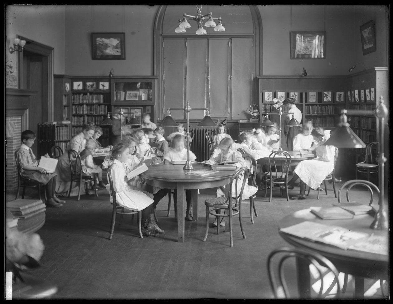 Gyermekek olvasnak a Queens Borough Public Library egy azonosítatlan fiókjának olvasótermében, 1910 körül alkotó: William Davis Hassler