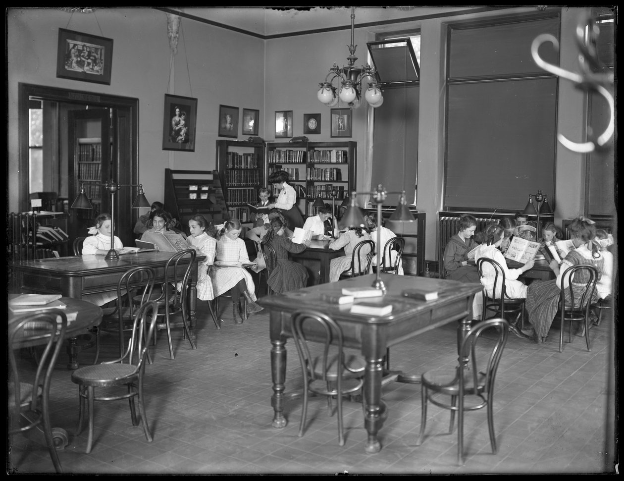 Gyermekek olvasnak a Queens Borough Public Library egy azonosítatlan fiókjának olvasótermében, 1910 körül alkotó: William Davis Hassler