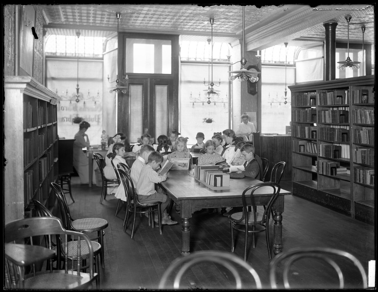 Gyermekek olvasnak a Queens Borough Public Library egy azonosítatlan fiókjának olvasótermében, 1910 körül alkotó: William Davis Hassler