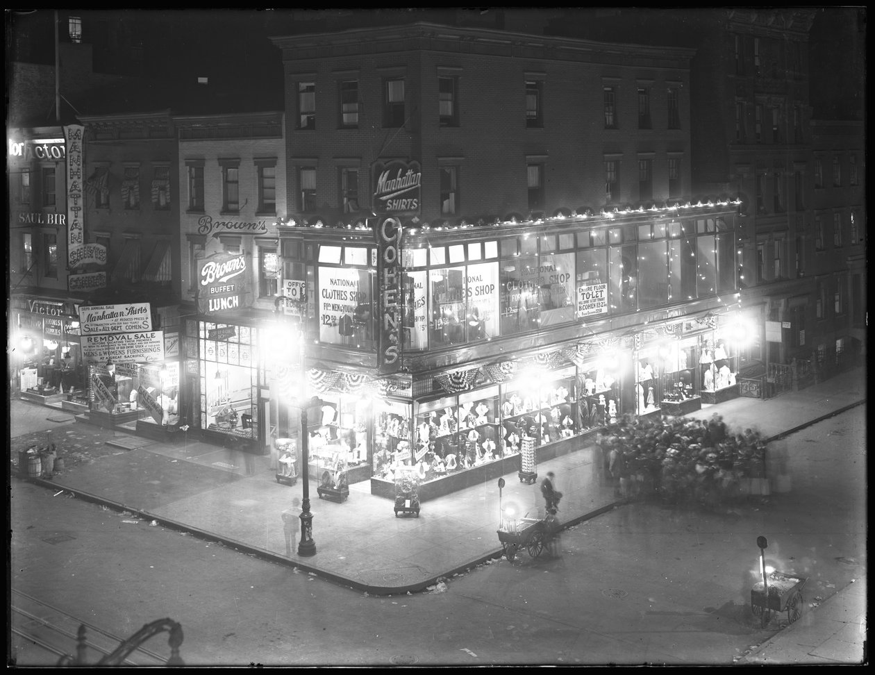 Cohen ruhaüzlete megvilágított kirakatokkal, Second Avenue és 7th Street, New York City, 1916. szeptember 16. alkotó: William Davis Hassler