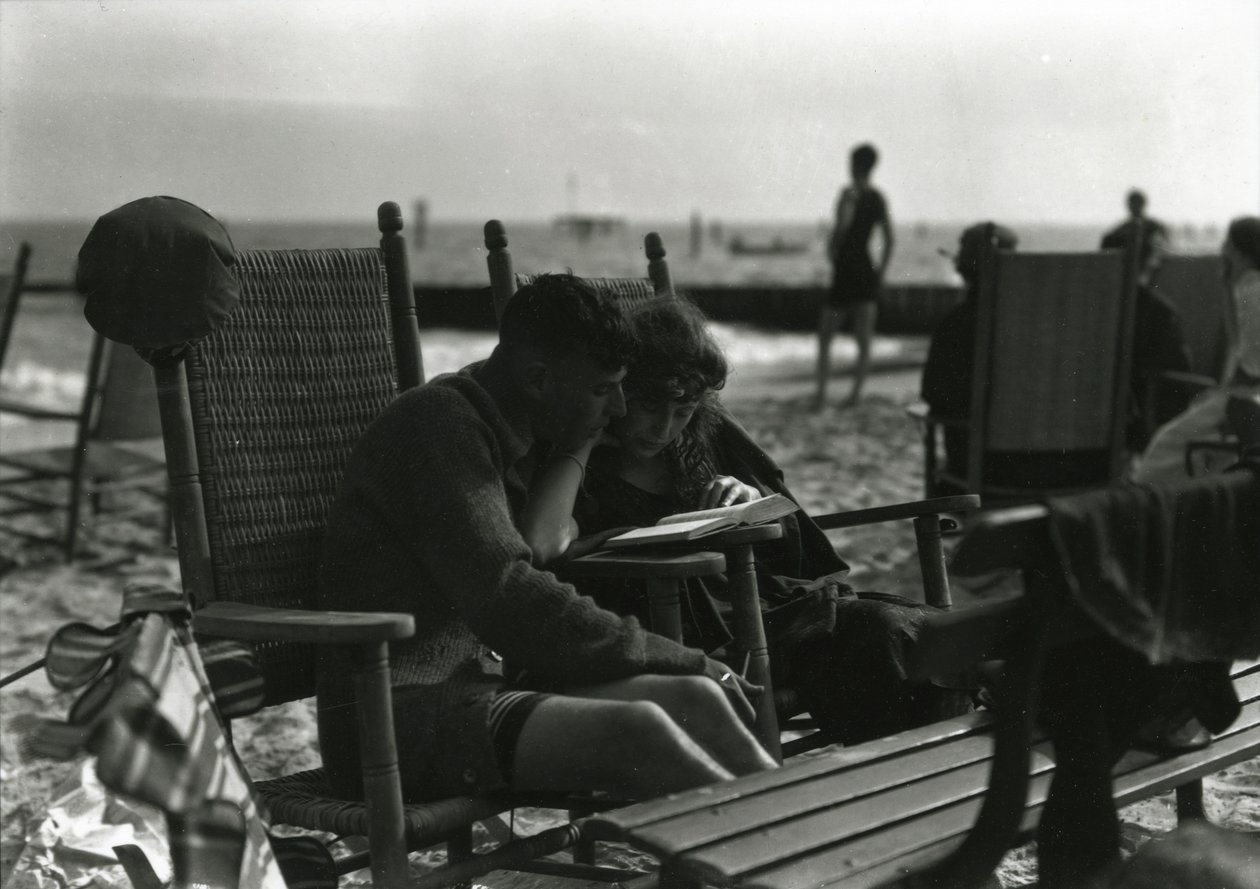 Couple Reading on Beach, Coney Island, 1910-21 körül alkotó: William Davis Hassler