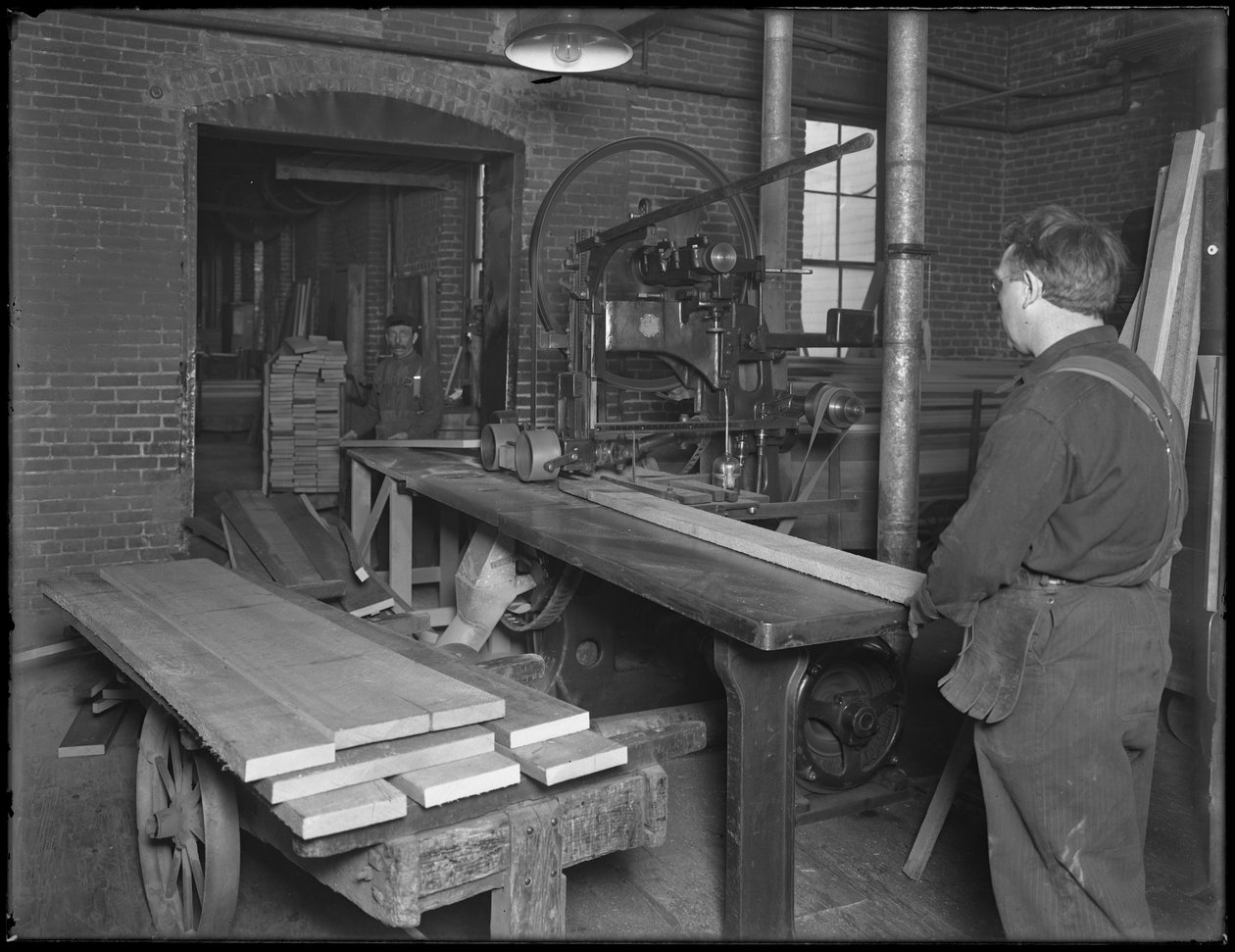 Szegélyfűrészáru koporsógyártáshoz, Oneida, New York, 1916. április 3. alkotó: William Davis Hassler