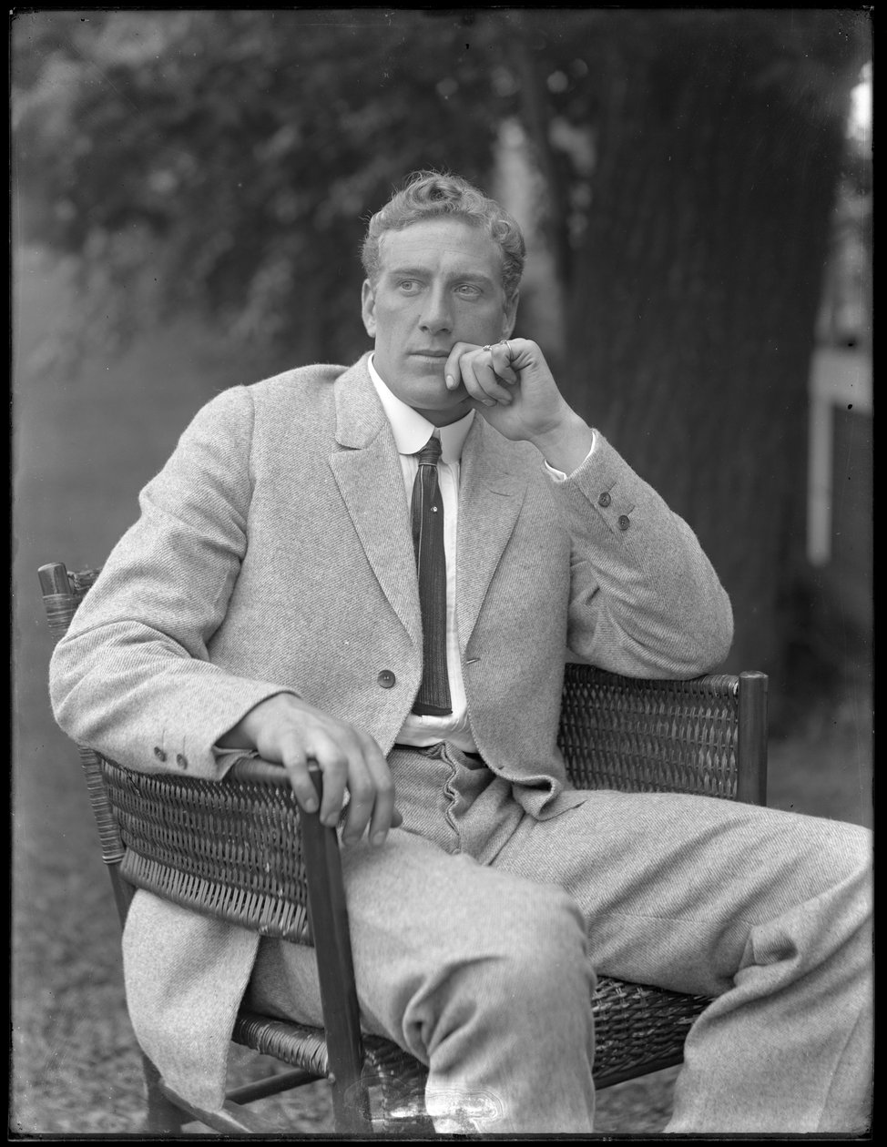William Thomas Wells angol bokszoló (Bombardier Billy Wells), tweed öltönyben ülve, 1911 körül alkotó: William Davis Hassler