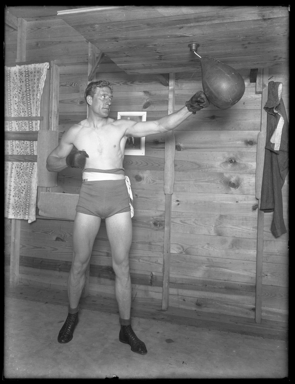William Thomas Wells (Bombardier Billy Wells) angol ökölvívó, 1911 körül pózol, edzőcipőben, gyorstáskával. alkotó: William Davis Hassler