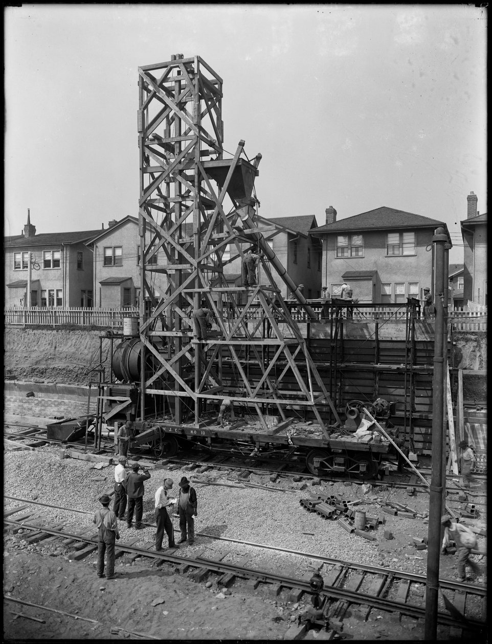 Betonkeverő felállítása a 1910 63rd Street-ben, Brooklynban, 1914 körül alkotó: William Davis Hassler