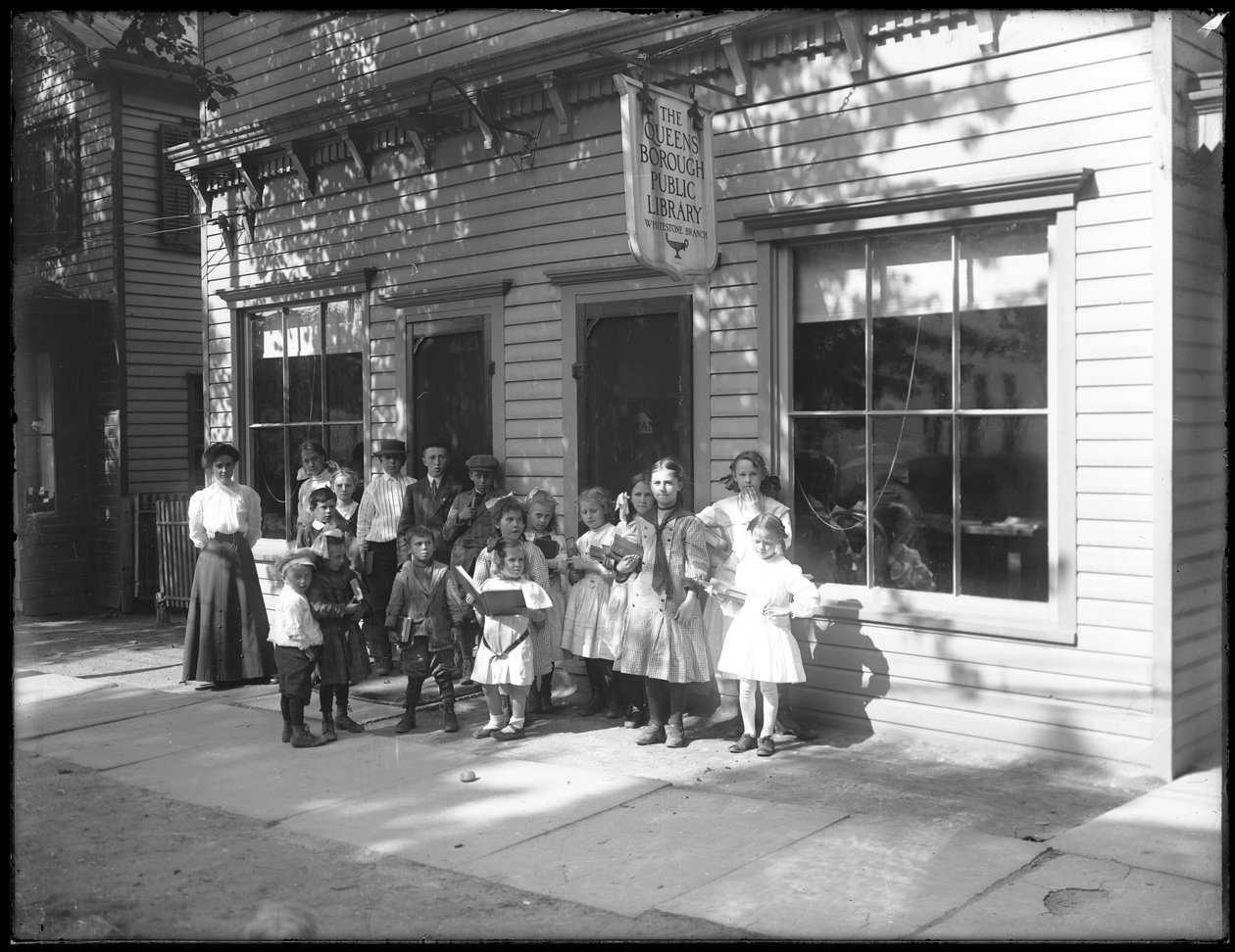 Gyermekcsoport pózolt a Queens Borough Public Library Whitestone-i fiókja előtt, 1912 körül alkotó: William Davis Hassler
