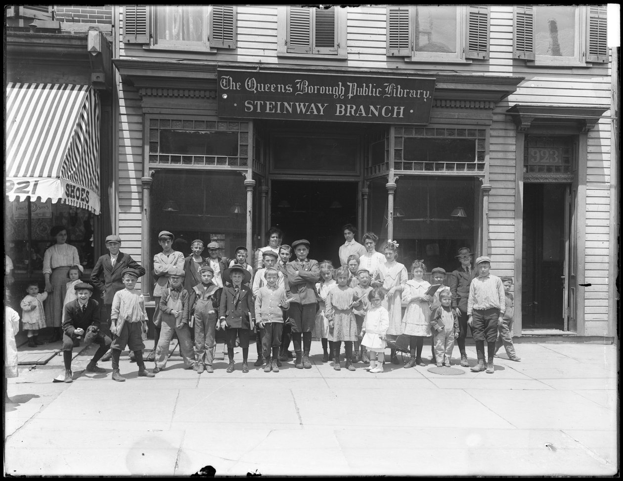 Csoportos portré gyerekekről a Queens Borough Public Library Steinway fiókja előtt, 1910 körül alkotó: William Davis Hassler