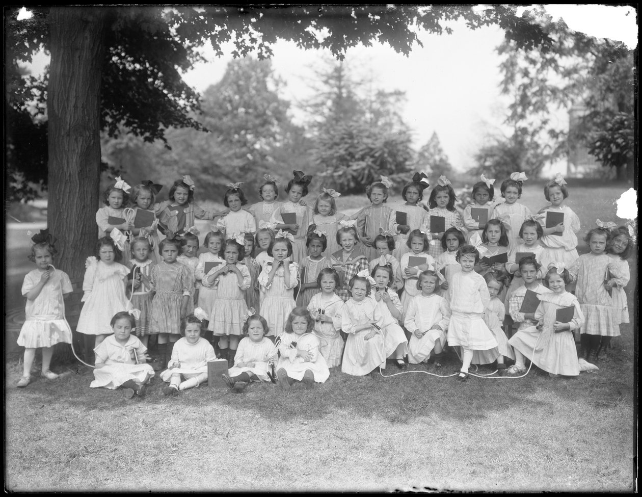 Csoportos portré azonosítatlan kislányokról, valószínűleg a római katolikus árva menhelyről, Kingsbridge, Bronx, 1910 körül alkotó: William Davis Hassler