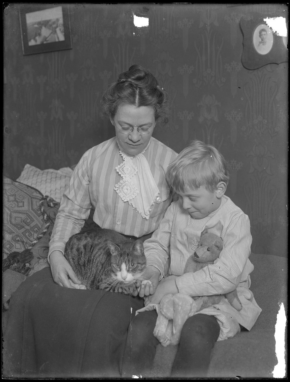 Harriet E. Hassler és William Gray Hassler cirmos macskával (Reddy) és mackóval ülve, 1911 körül alkotó: William Davis Hassler