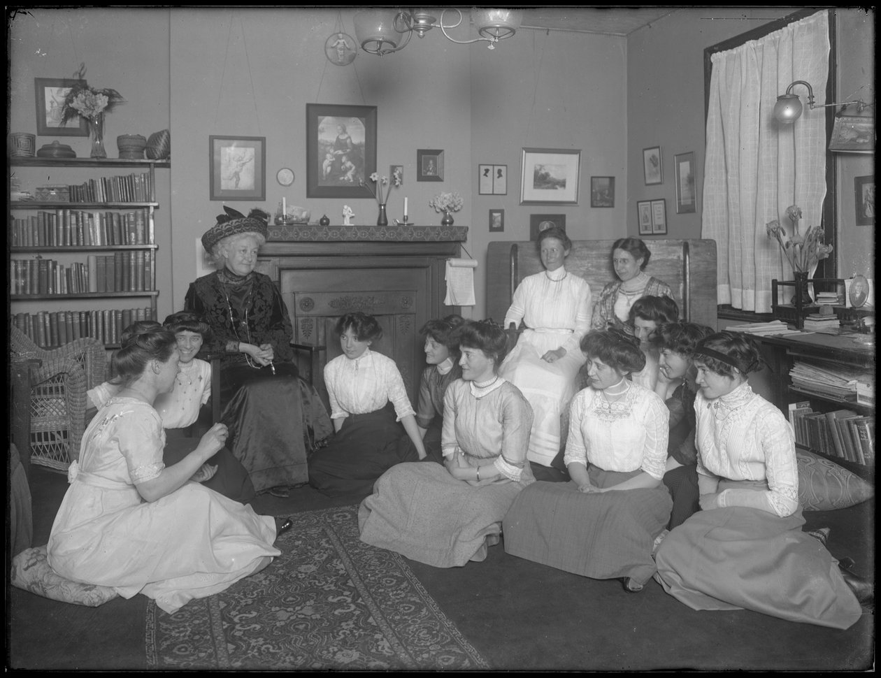 Harriet E. Hassler egy csoport fiatal nővel, 206 W. 13th Street, New York, 1912 körül alkotó: William Davis Hassler