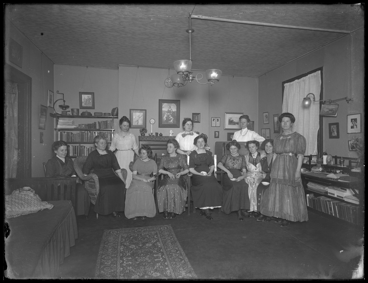 Harriet E. Hassler egy csoport fiatal nővel, 206 W. 13th Street, 1912 körül alkotó: William Davis Hassler