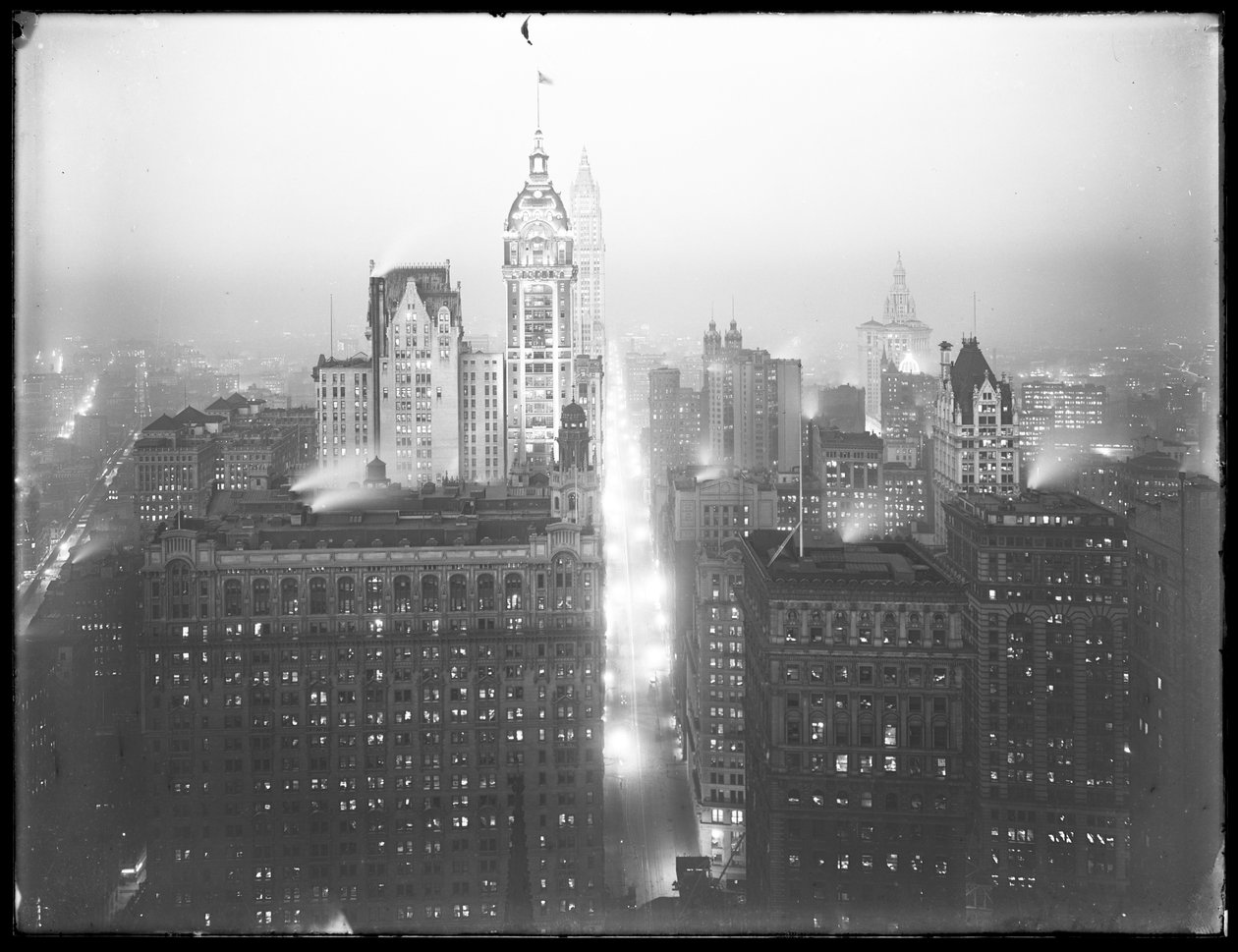 Nagy látószögű, ködös éjszakai nézet észak felé tekintve Alsó Manhattanről, látható a Singer Building, a Woolworth Building és a Municipal Building, 1913 körül alkotó: William Davis Hassler