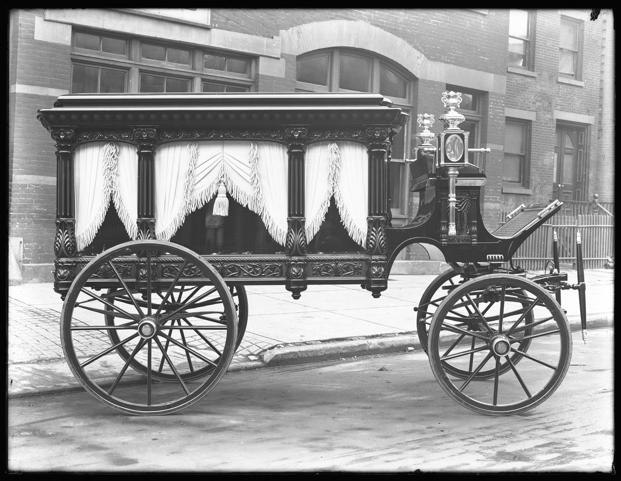 F.S. lóvontatású halottaskocsi York, parkoló a W. 145th Street (vagy E. 145th Street), New York City, 1914. december 1. alkotó: William Davis Hassler