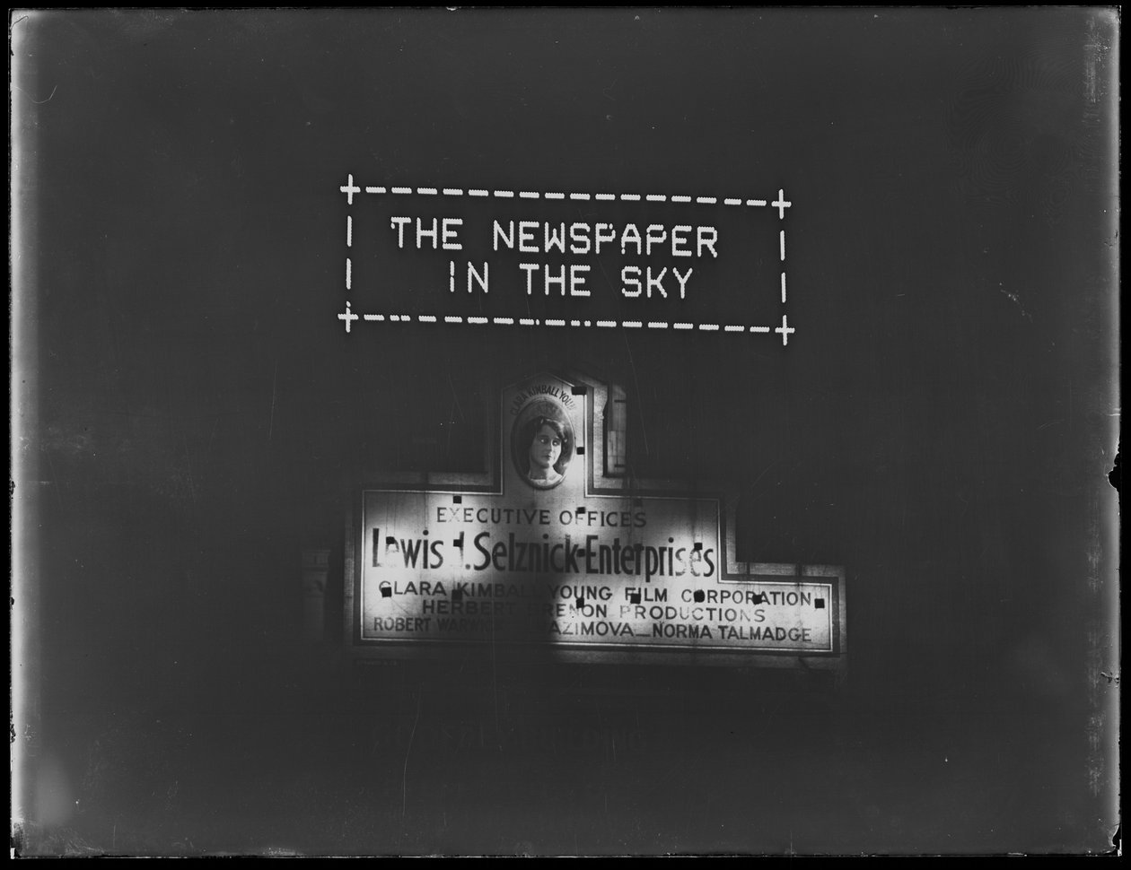 Megvilágított reklámtábla és kivilágított tábla a Selznick Enterprises számára, New York City, 1917. január alkotó: William Davis Hassler